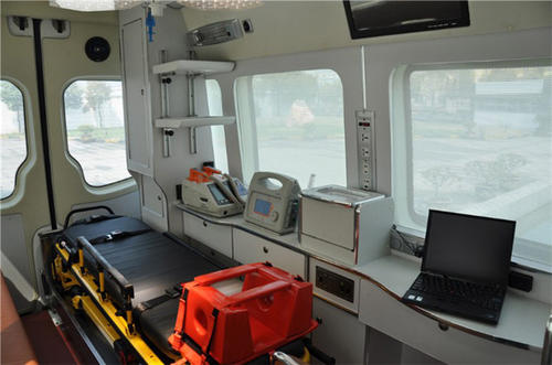 钟山县救护车内部
